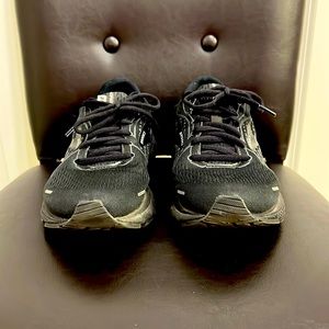 Brooks Adrenaline 21 size 9(w) black shoe